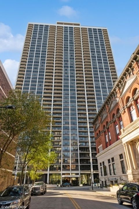 1560 N Sandburg Terrace 4201J Chicago IL 60610