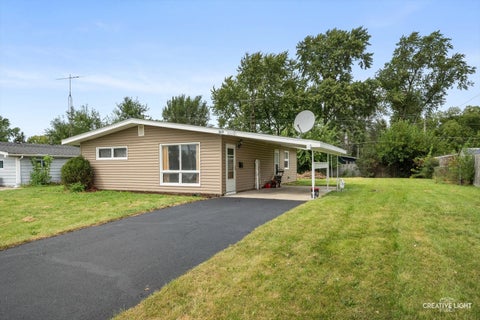 Tiny photo for 323 Kingswood Drive, North Aurora, IL 60542 (MLS # 12754645)