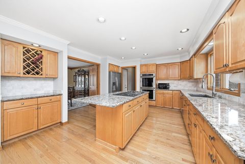 Tiny photo for 500 Buckingham Place, Downers Grove, IL 60516 (MLS # 12590570)