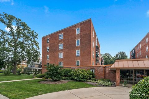 Tiny photo for 450 W Downer Place #4C, Aurora, IL 60506 (MLS # 12426002)