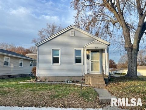 Photo of 2102 W 17TH Street, Davenport, IA 52804 (MLS # QC4269521)