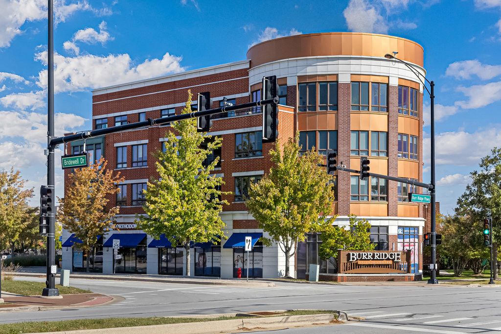 Photo for 450 VILLAGE CENTER Drive #210, Burr Ridge, IL 60527 (MLS # 12485091)