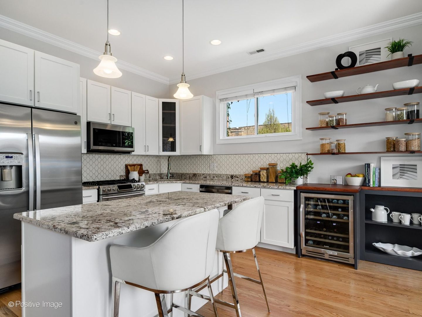 653 W BARRY Avenue 2S