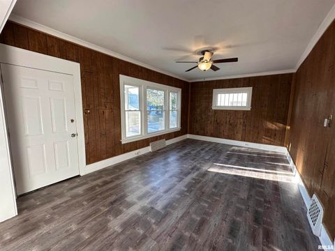 Tiny photo for 2215 GRAND Avenue, Davenport, IA 52803 (MLS # QC4267825)