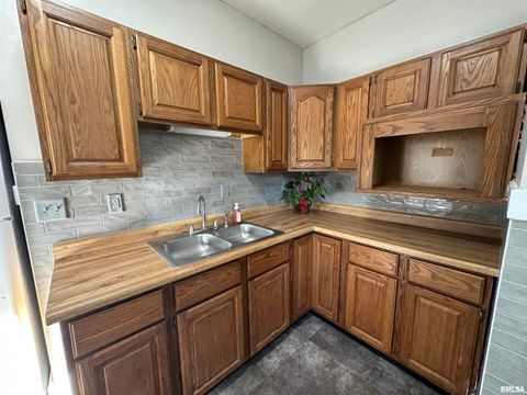 Tiny photo for 2215 GRAND Avenue, Davenport, IA 52803 (MLS # QC4267825)