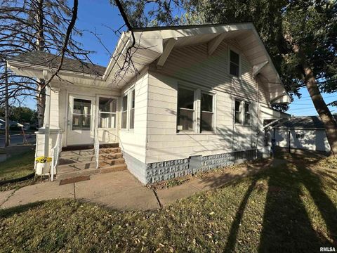 Tiny photo for 2215 GRAND Avenue, Davenport, IA 52803 (MLS # QC4267825)