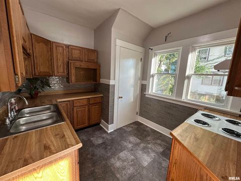 Tiny photo for 2215 GRAND Avenue, Davenport, IA 52803 (MLS # QC4267825)