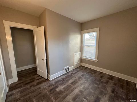 Tiny photo for 2215 GRAND Avenue, Davenport, IA 52803 (MLS # QC4267825)