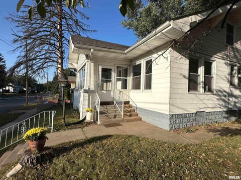 Tiny photo for 2215 GRAND Avenue, Davenport, IA 52803 (MLS # QC4267825)