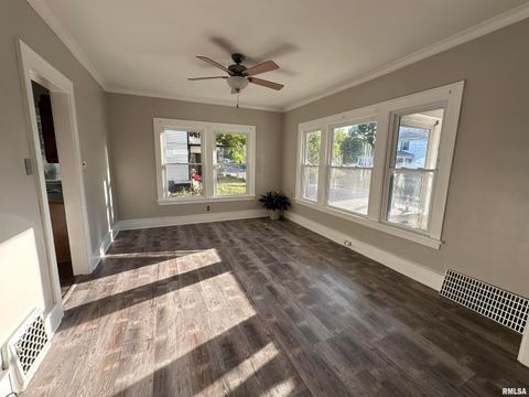 Tiny photo for 2215 GRAND Avenue, Davenport, IA 52803 (MLS # QC4267825)