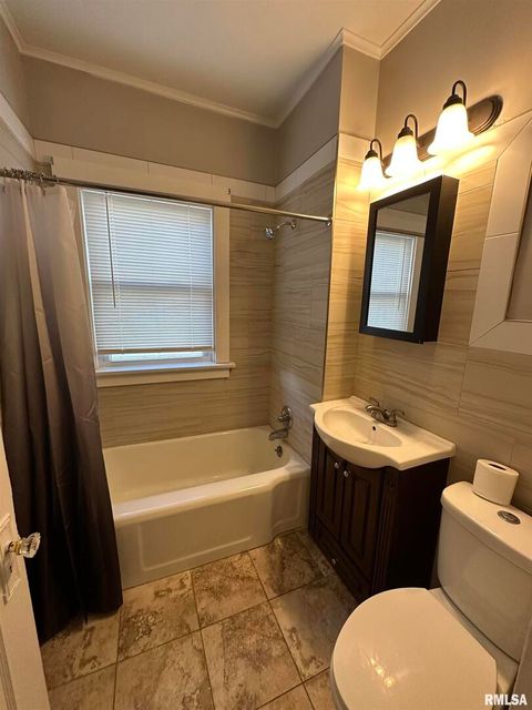 Tiny photo for 2215 GRAND Avenue, Davenport, IA 52803 (MLS # QC4267825)