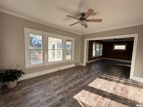 Tiny photo for 2215 GRAND Avenue, Davenport, IA 52803 (MLS # QC4267825)