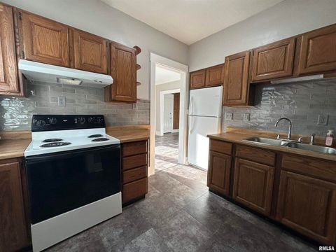 Tiny photo for 2215 GRAND Avenue, Davenport, IA 52803 (MLS # QC4267825)