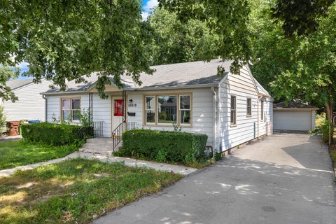 Tiny photo for 10019 S Tripp Avenue, Oak Lawn, IL 60453 (MLS # 12768386)