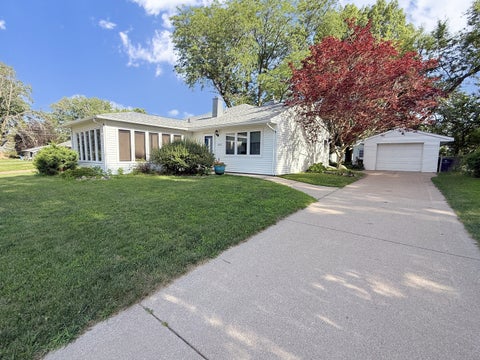 Photo of 2822 28th Avenue, Rock Island, IL 61201 (MLS # 12693749)