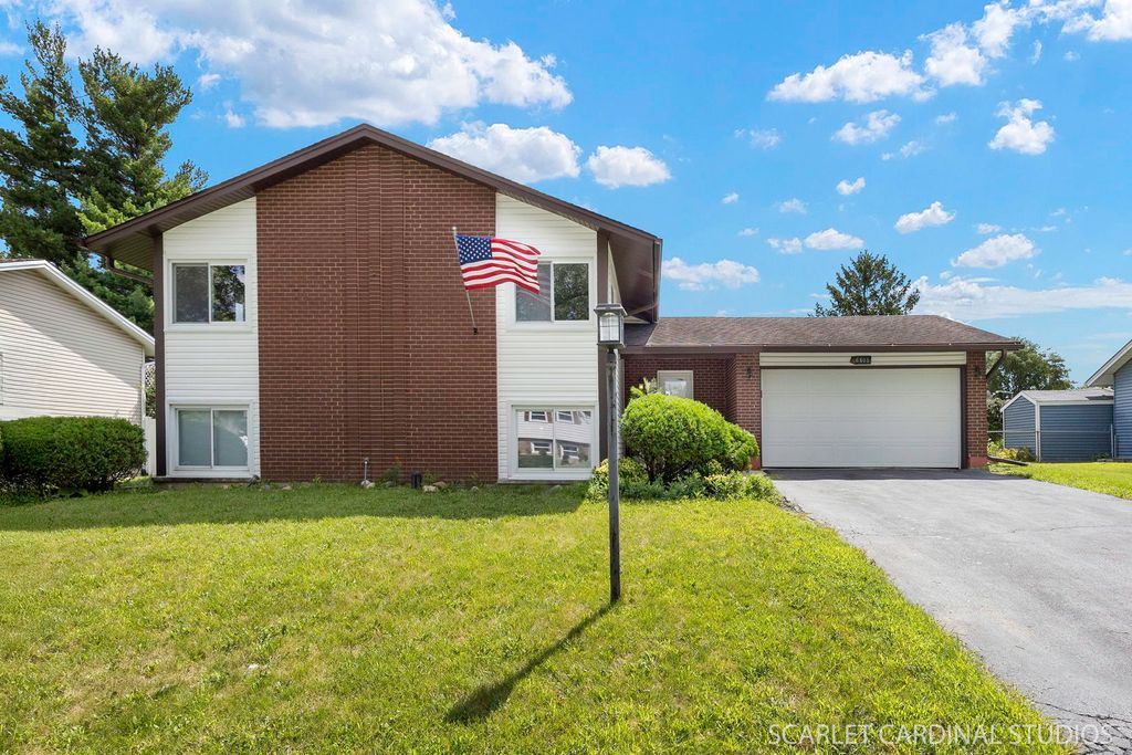 Photo for 6805 Westmoreland Drive, Woodridge, IL 60517 (MLS # 12442343)