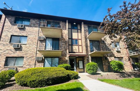 Photo of 322 Klein Creek Court #E, Carol Stream, IL 60188 (MLS # 12630098)