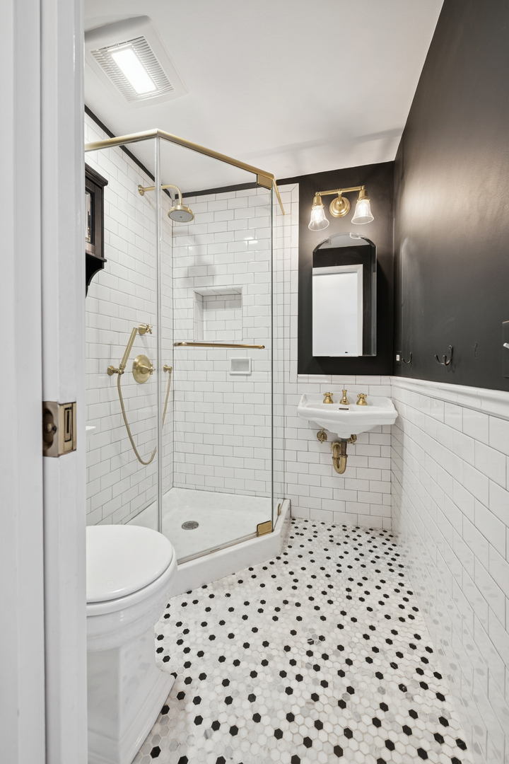 Chicago, Illinois 60647, United States, 3 Bedrooms Bedrooms, ,3 BathroomsBathrooms,Residential,Active,228790