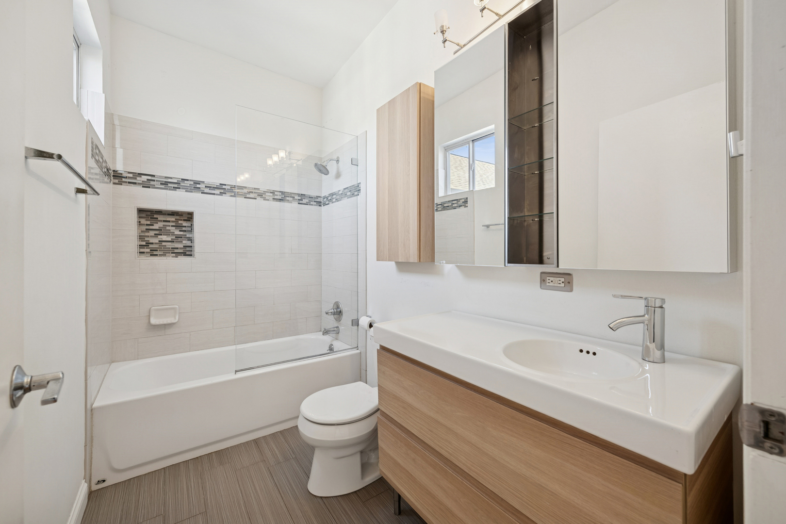 Chicago, Illinois 60647, United States, 3 Bedrooms Bedrooms, ,3 BathroomsBathrooms,Residential,Active,228790