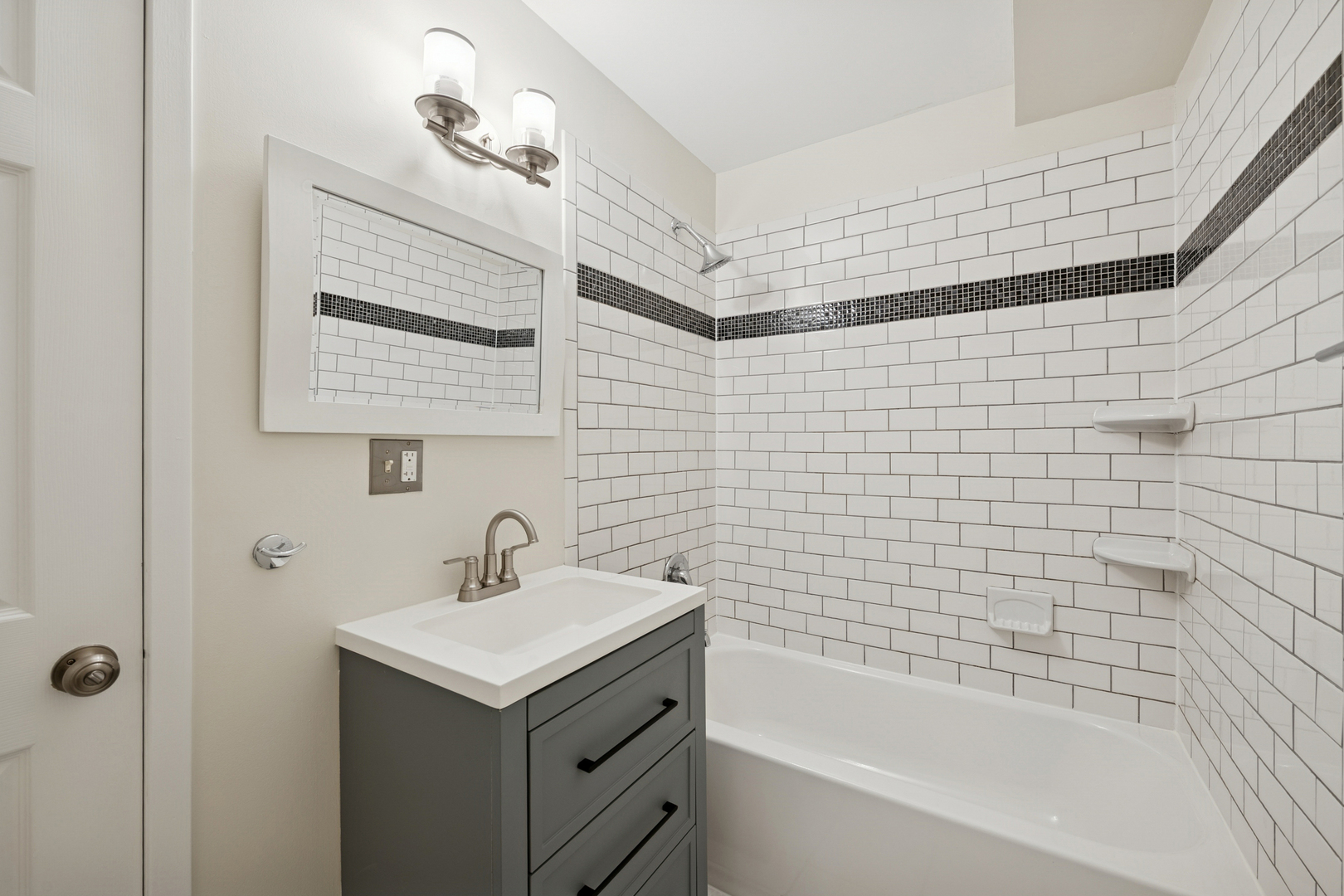 Chicago, Illinois 60647, United States, 3 Bedrooms Bedrooms, ,3 BathroomsBathrooms,Residential,Active,228790