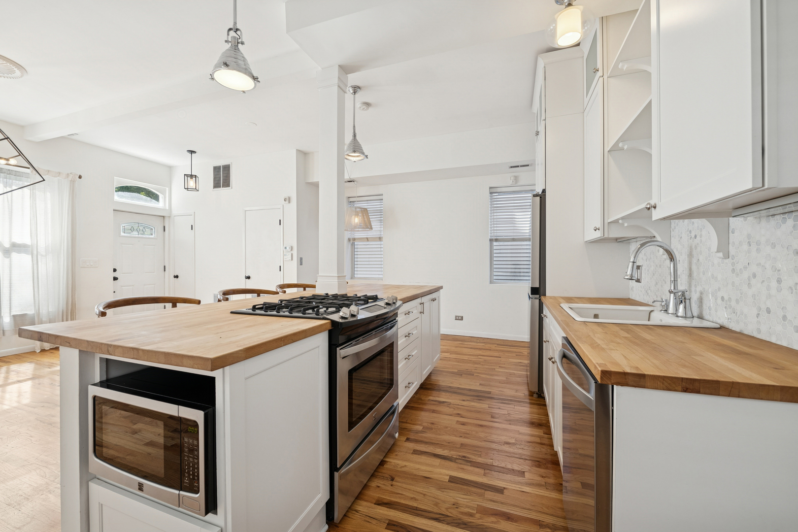 Chicago, Illinois 60647, United States, 3 Bedrooms Bedrooms, ,3 BathroomsBathrooms,Residential,Active,228790