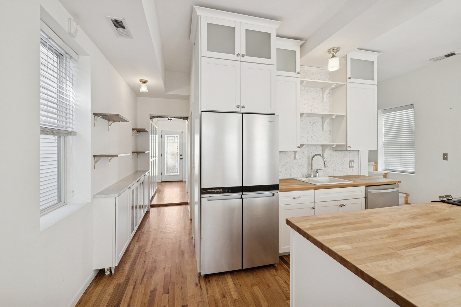 Chicago, Illinois 60647, United States, 3 Bedrooms Bedrooms, ,3 BathroomsBathrooms,Residential,Active,228790