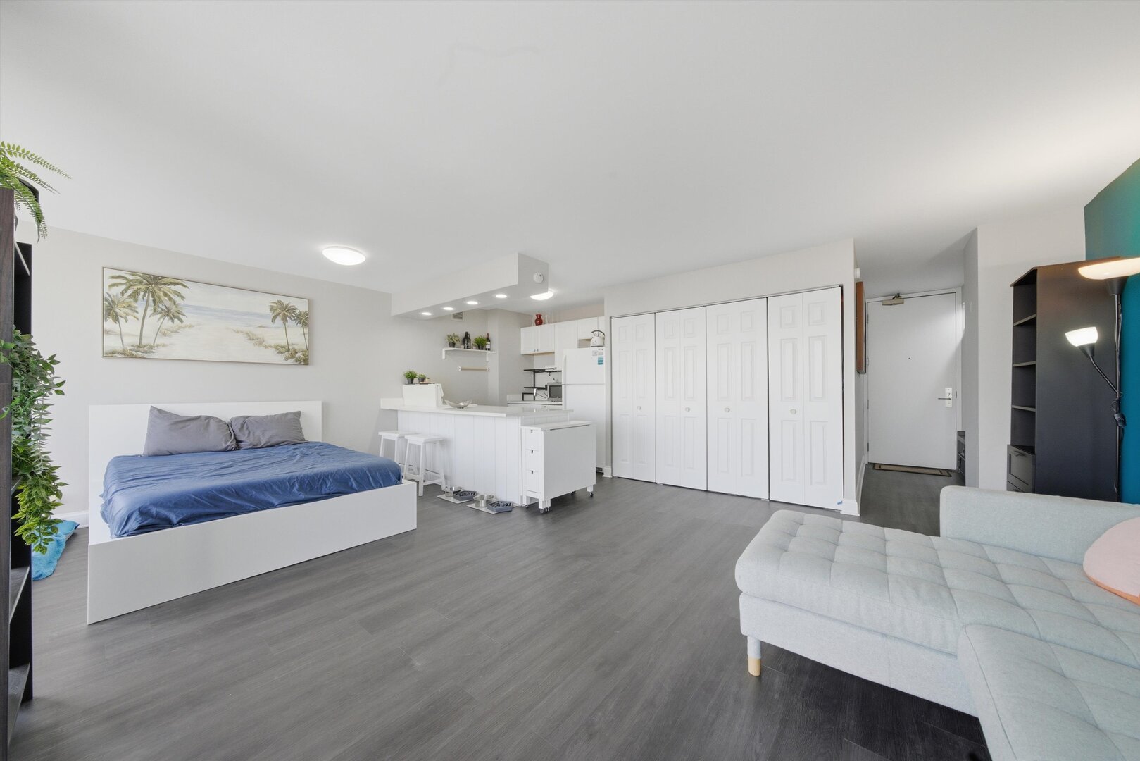 4343 N Clarendon Avenue 2210