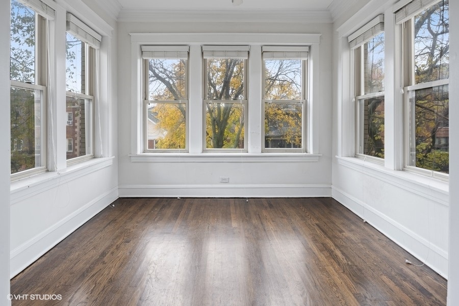 3028 W EASTWOOD Avenue