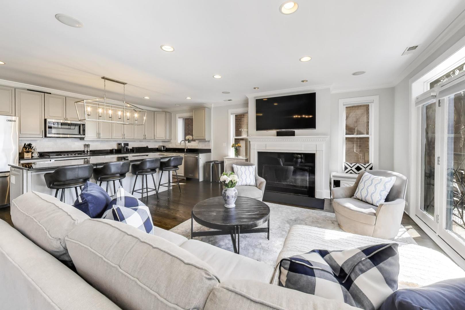 714 W Melrose Street 2E