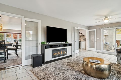 Tiny photo for 214 E Ivy Lane, Arlington Heights, IL 60004 (MLS # 12502830)