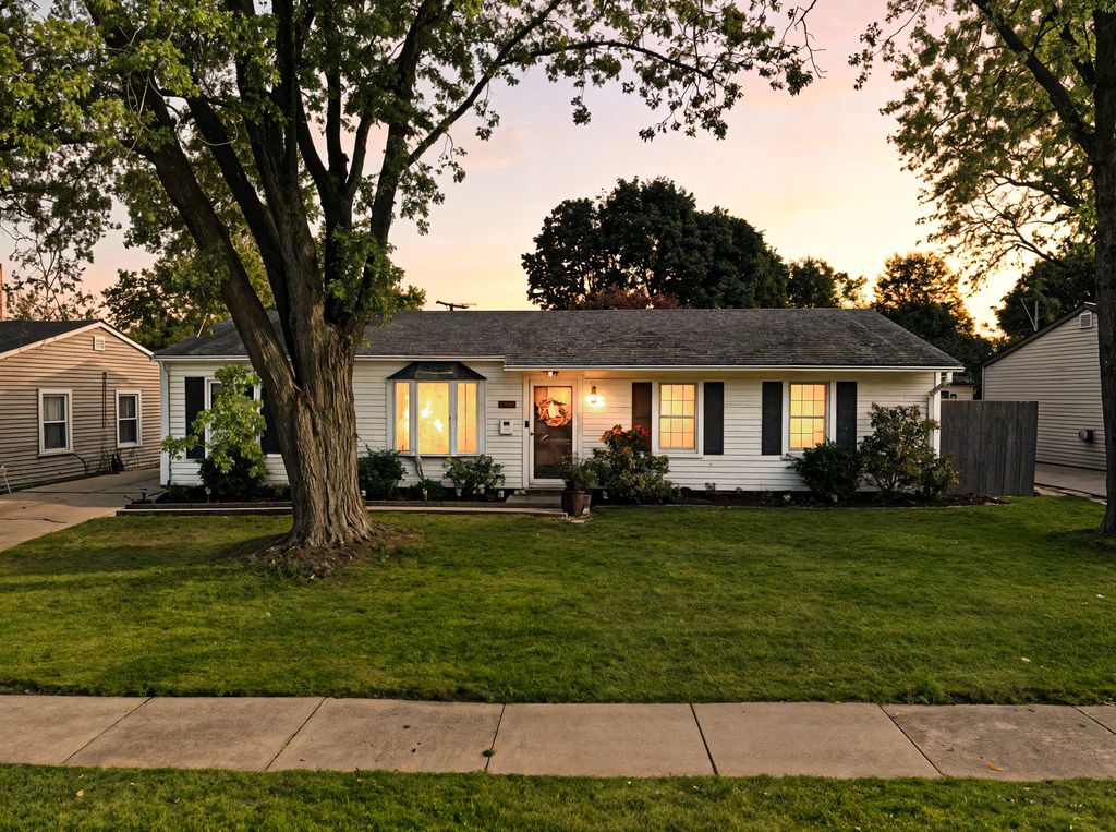 Photo for 1005 S Park Boulevard, Streamwood, IL 60107 (MLS # 12498944)