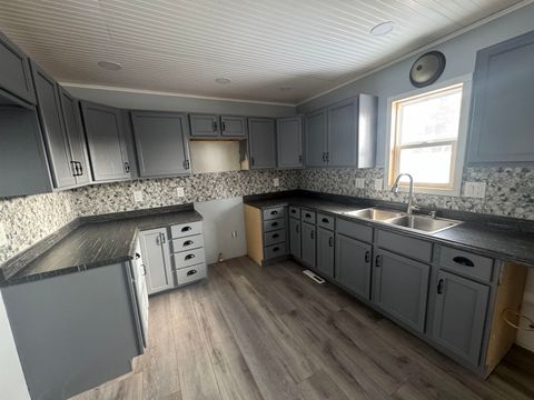 Tiny photo for 1213 3rd Ave N Avenue N, Clinton, IA 52732 (MLS # 100000221)