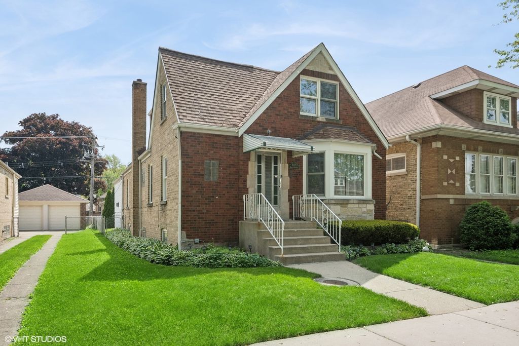 Photo for 6321 N MERRIMAC Avenue, Chicago, IL 60646 (MLS # 12487226)