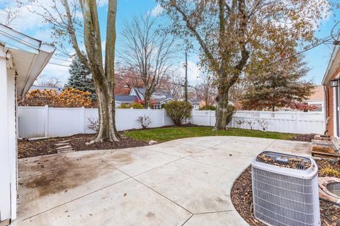 Tiny photo for 502 Colton Avenue, Bloomington, IL 61701 (MLS # 12521092)