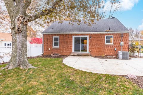 Tiny photo for 502 Colton Avenue, Bloomington, IL 61701 (MLS # 12521092)