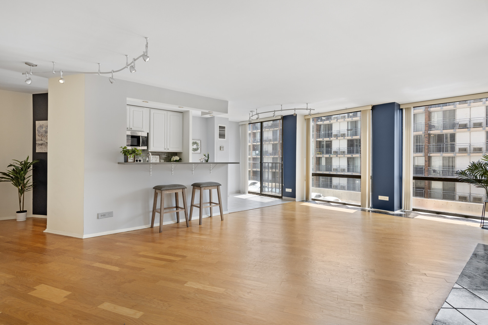 345 W Fullerton Parkway 402
