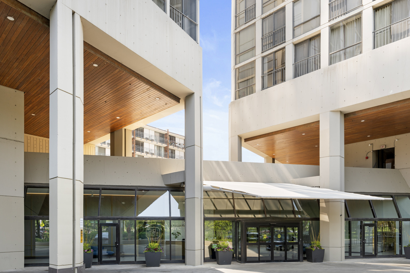 345 W Fullerton Parkway 402