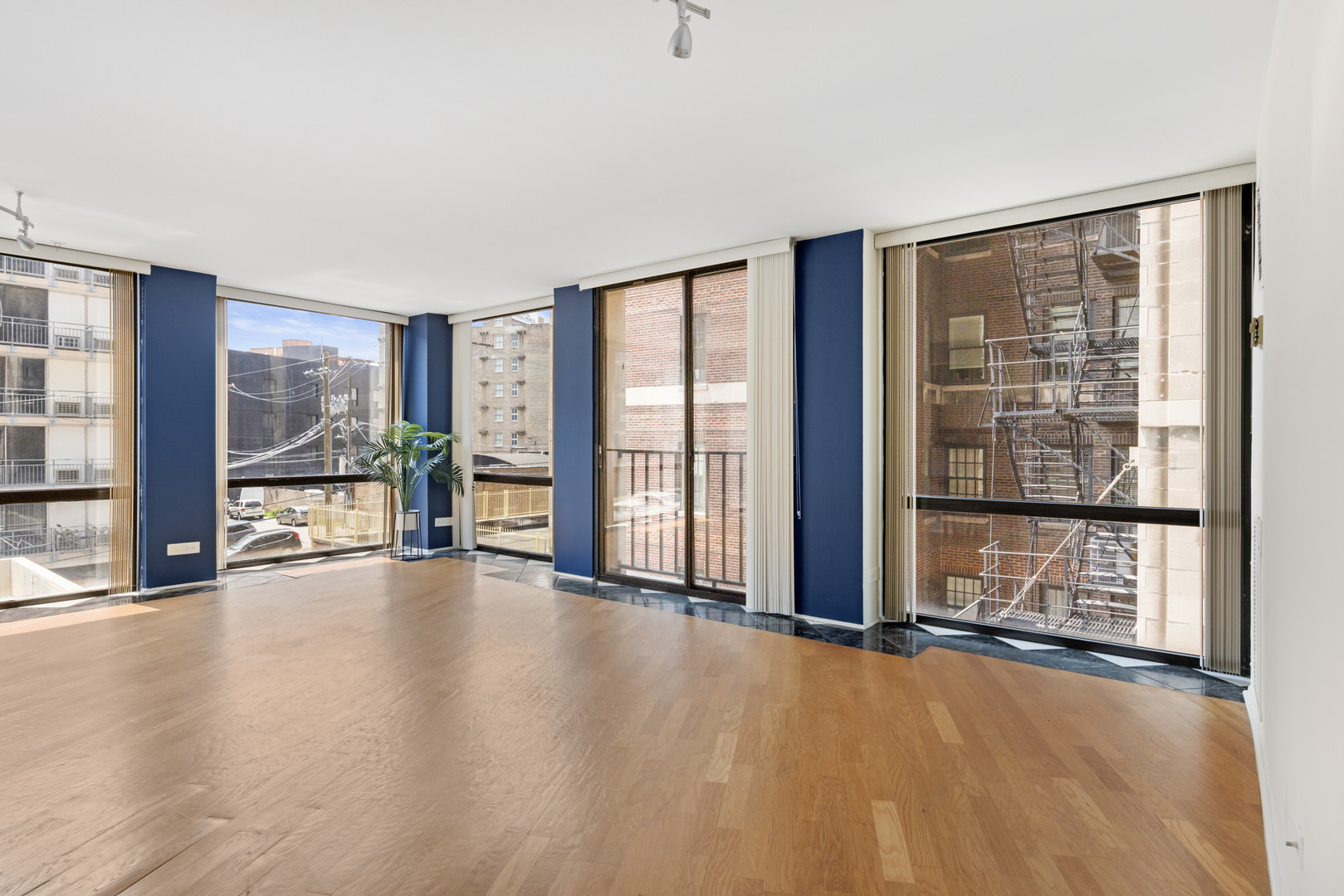 345 W Fullerton Parkway 402