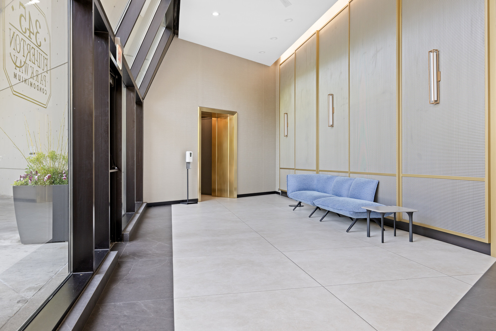 345 W Fullerton Parkway 402