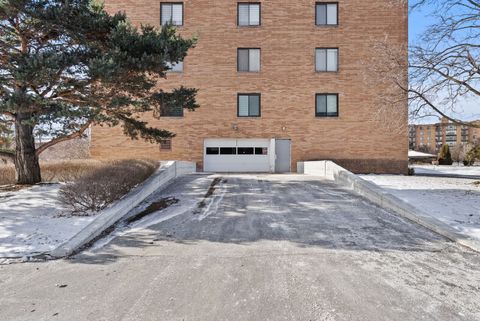 Tiny photo for 1777 W CRYSTAL Lane #307, Mount Prospect, IL 60056 (MLS # 12574196)