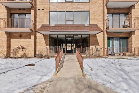 Tiny photo for 1777 W CRYSTAL Lane #307, Mount Prospect, IL 60056 (MLS # 12574196)