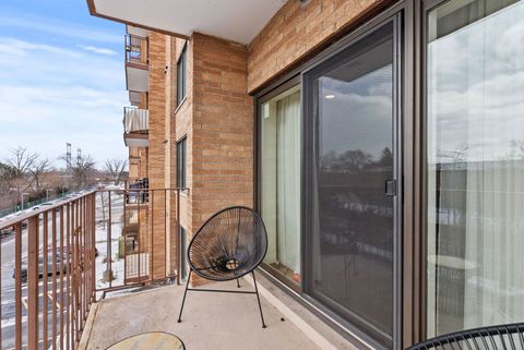 Tiny photo for 1777 W CRYSTAL Lane #307, Mount Prospect, IL 60056 (MLS # 12574196)