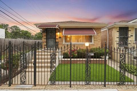 Photo of 5515 S Oakley Avenue, Chicago, IL 60636 (MLS # 12704416)