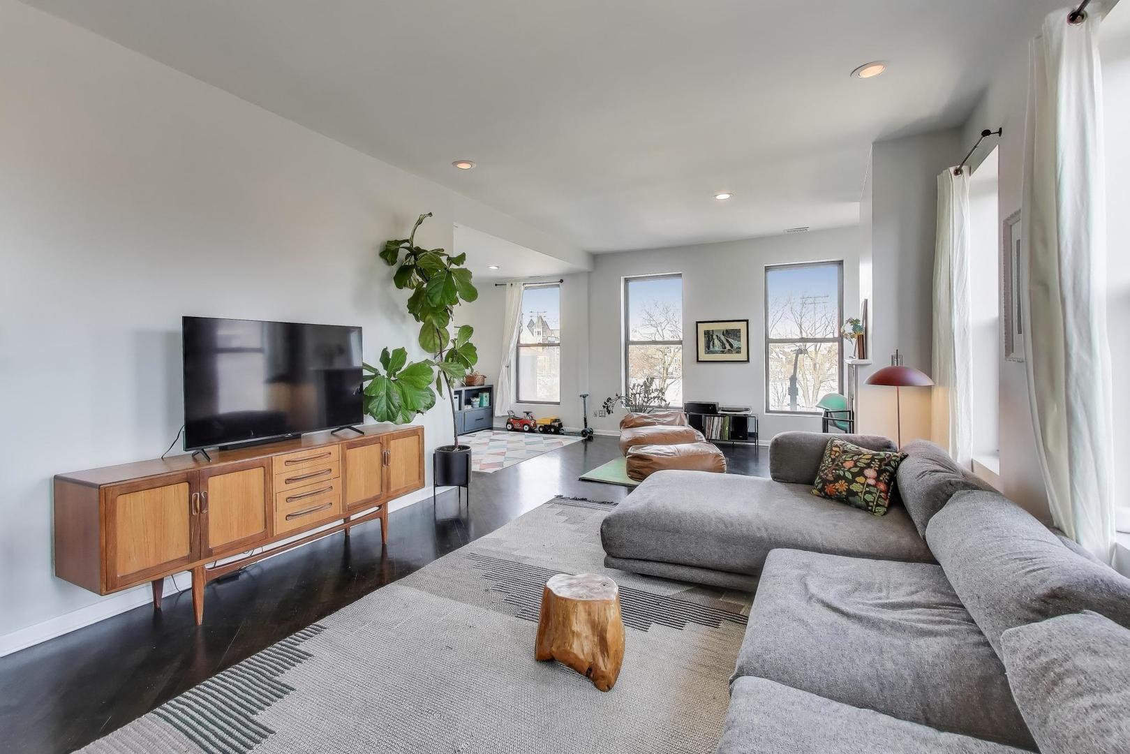 1329 W CHICAGO Avenue 3