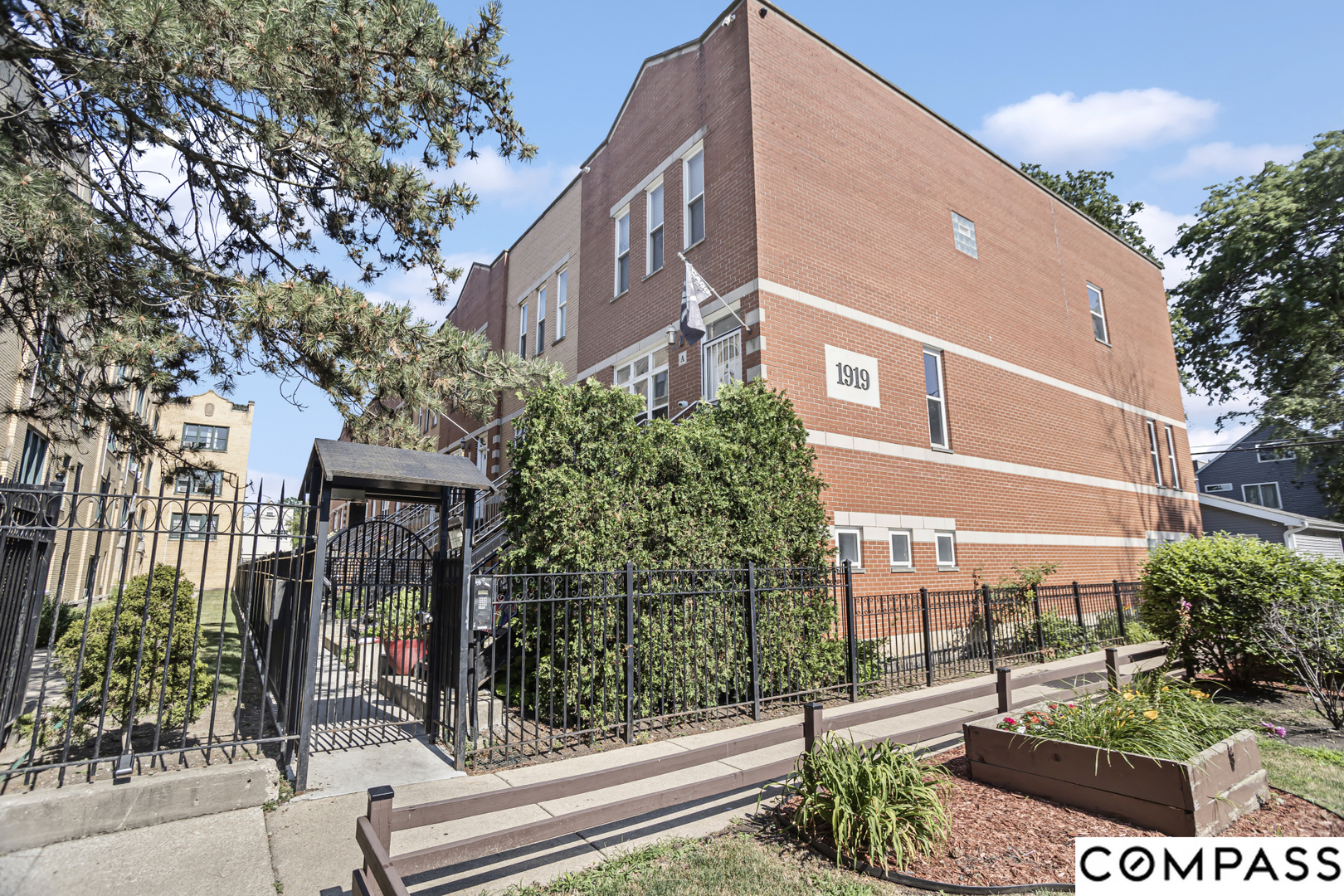 View Chicago, IL 60647 townhome