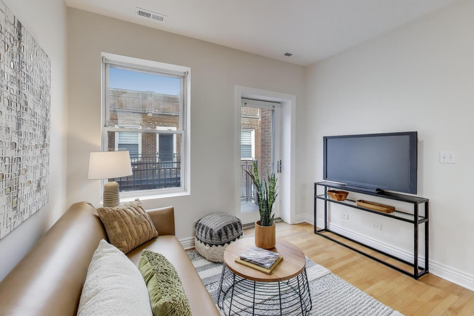 1443 W VICTORIA Street 3E