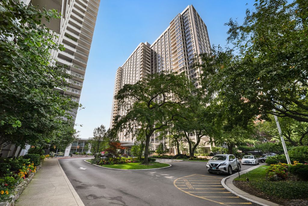 Photo for 4250 N Marine Drive #1235, Chicago, IL 60613 (MLS # 12484436)