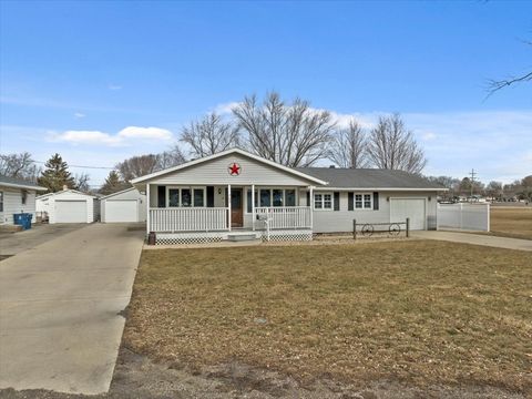 Photo of 709 E Meade Street, Pontiac, IL 61764 (MLS # 12565934)
