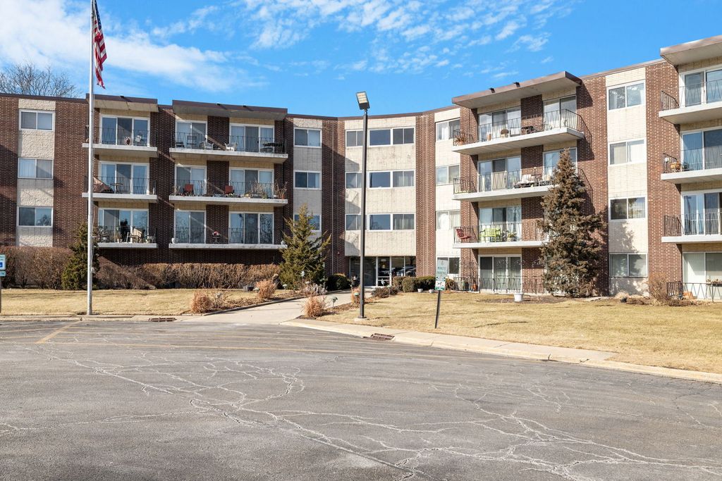 Photo for 5540 Walnut Avenue #11B, Downers Grove, IL 60515 (MLS # 12467940)