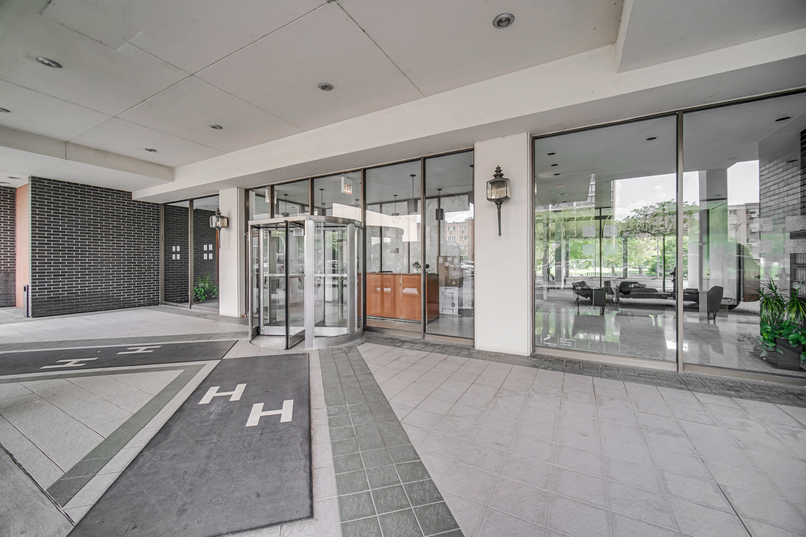 5733 N Sheridan Road 27C